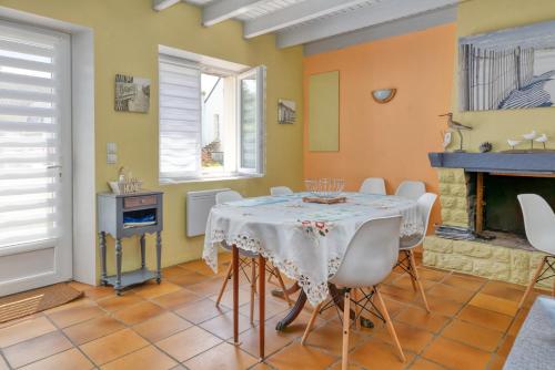 una sala da pranzo con tavolo e camino di Seabird a Camoël
