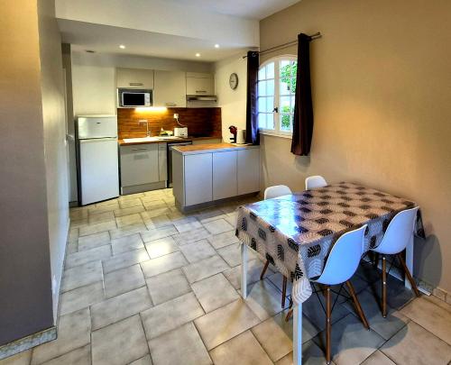 APPARTEMENTS DANS VILLA EN REZ DE JARDIN