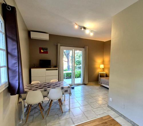 APPARTEMENTS DANS VILLA EN REZ DE JARDIN