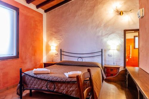a bedroom with a bed with two towels on it at Le Gerlette - La Capanna in Braccagni