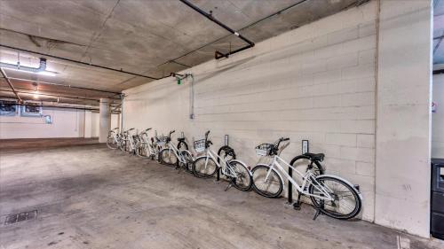 Modern 3 bedroom condo in downtown w free parking photo 53