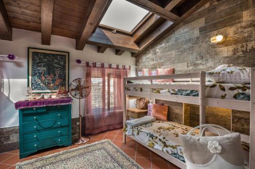 a bedroom with a bunk bed and a desk at Le Case di Erminia Vintage Valeggio in Valeggio sul Mincio