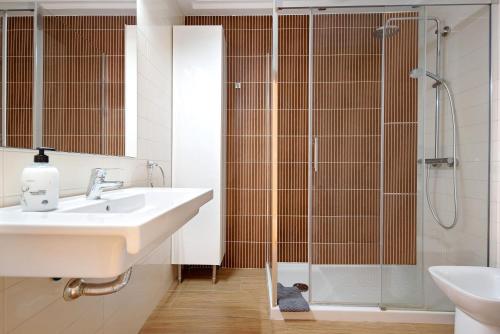 a bathroom with a sink and a shower at Villa View Grand in Santa Úrsula