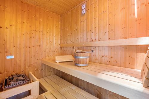 a wooden sauna with a bucket on a shelf at Brombeeruferhaus in Kosel
