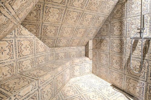 a room with a ceiling with a shower in it at La Bourgeoisie in Domme