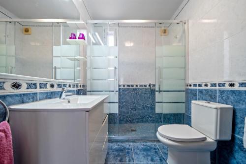 a bathroom with a toilet and a sink and a shower at La Terrassa vistas al mar in Cambrils