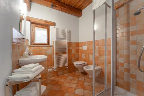 a bathroom with a toilet and a sink and a shower at Civico 11 in Marmora