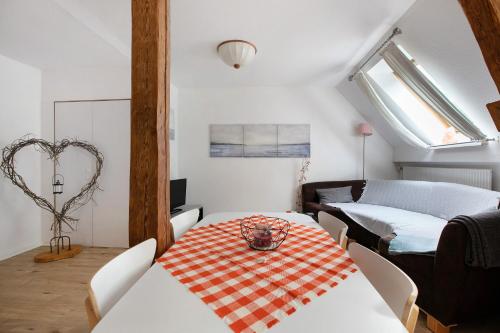 a living room with a table and a bed at Felsenburg in Ahrenviölfeld