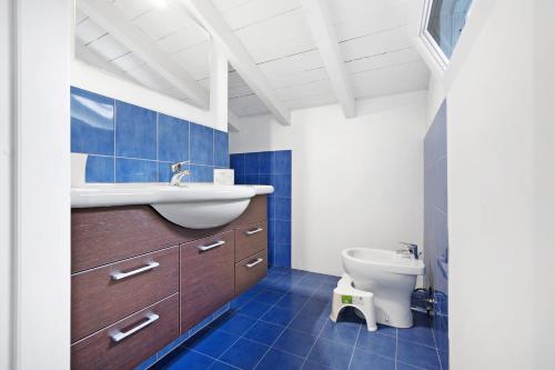 a bathroom with a sink and a toilet at Appartamento Castello a Raffa in Puegnago