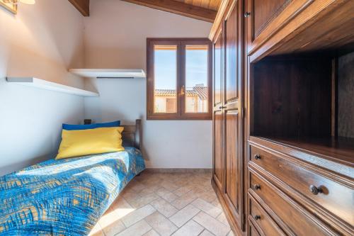 a small bedroom with a bed and a window at Girasole in Pula