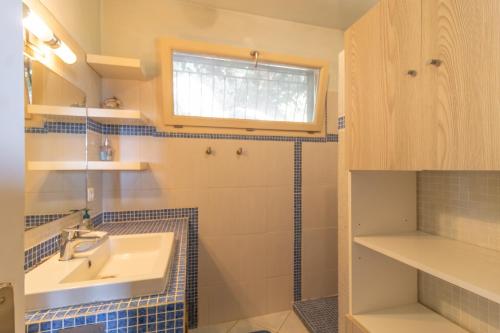 a small bathroom with a sink and a window at Mon nid d'aigle in Olmeto