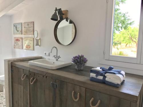a bathroom with a sink and a mirror at Son Pelai Menut in Lloseta