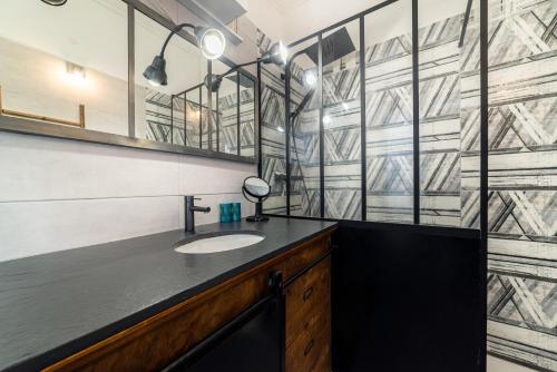 a bathroom with a sink and a mirror at Maison type Canetoise prox plage in Canet-en-Roussillon