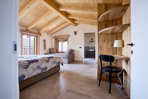 a bedroom with a bed and a desk with a chair at Bellagio - Baita treeb Tramontana in Bellagio