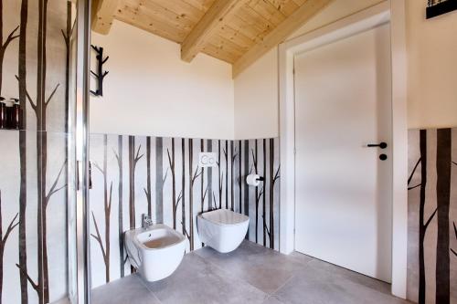 a bathroom with a toilet and a bidet at Bellagio - Baita treeb Tramontana in Bellagio