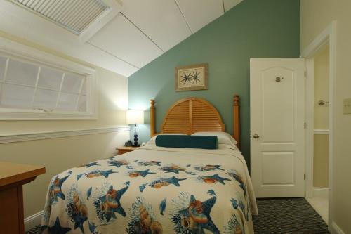 Una cama o camas en una habitación de The Cove at Yarmouth
