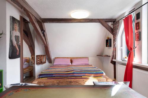 a small bedroom with a bed in a room at Atelier-Loft im Hübschental in Gütenbach