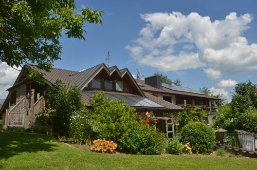 a house with a gambrel roof at Fewo Eitermoser Afrikanischer Traum in Pfaffing