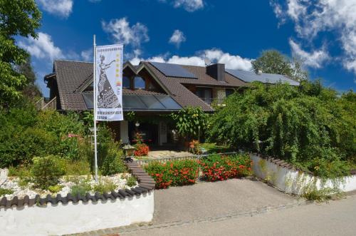 a house with a flag in front of it at Fewo Eitermoser Afrikanischer Traum in Pfaffing