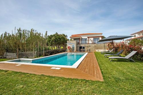 a swimming pool in the yard of a house at Quinta dos Raposos- Nazaré Portugal in Nazaré
