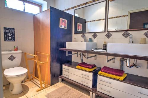 a bathroom with two sinks and a toilet at Le Magicogite - Harry Potter in Larocal