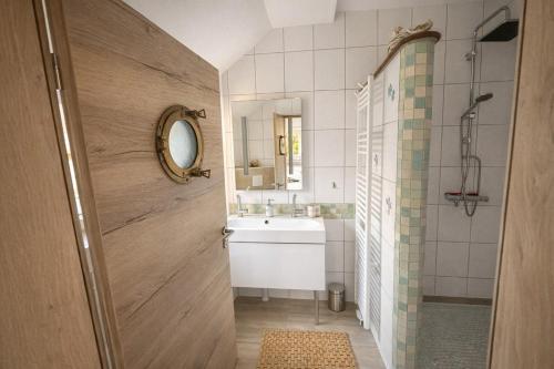 a bathroom with a sink and a mirror at Huus ant Dörpsdiek in Krummhörn
