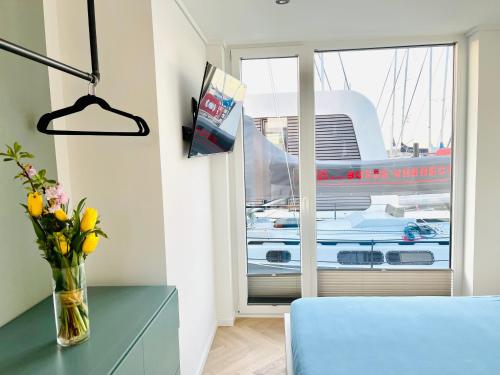 a living room with a blue table and a window at Floating Home Nr 1a in Laboe