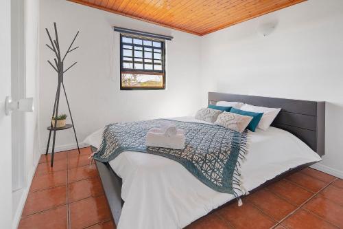 a bedroom with a large bed with a wooden ceiling at Casa Ponta do Biscoito in Lajes do Pico