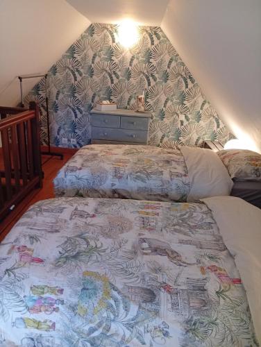 ein Schlafzimmer mit einem großen Bett und einer Wand in der Unterkunft Tiny Cantalou in Saint-Martin-sous-Vigouroux