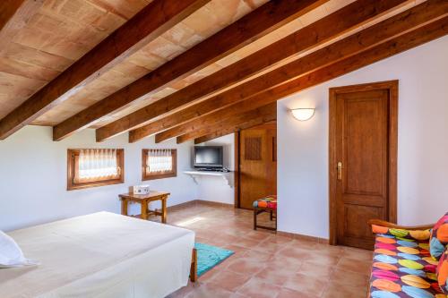 a living room with a bed and a table at Sa Carbona in Artá