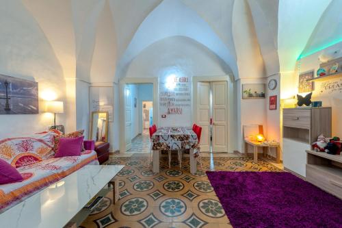 a living room with a couch and a table at Dimora storica monteroni di lecce in Monteroni di Lecce