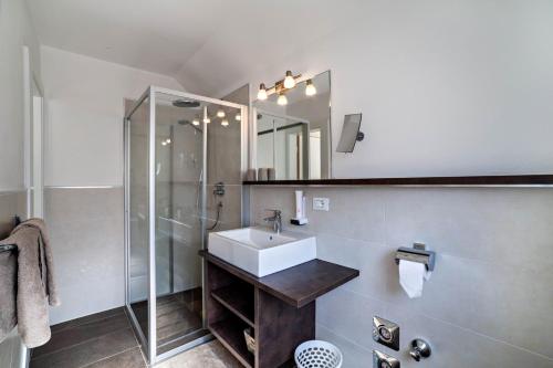 a bathroom with a sink and a shower at Schnitzer Ferienwohnung Enzian in Rablà