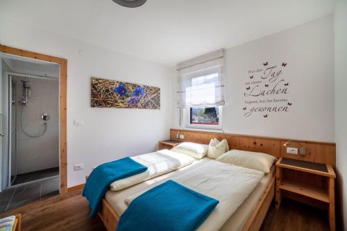 a bedroom with two beds and a window at Schnitzer Ferienwohnung Enzian in Rablà