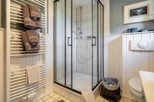 a bathroom with a shower and a toilet at Backhaus in Groß Wokern