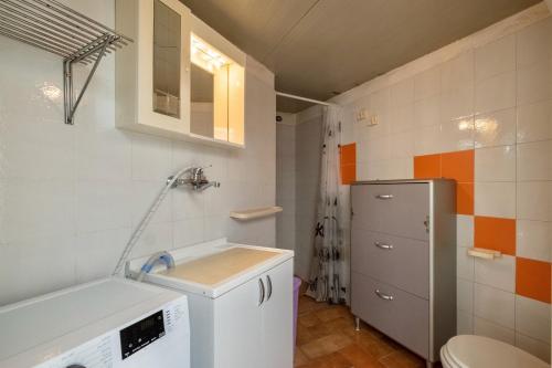 a small kitchen with a sink and a refrigerator at Casa Vacanze Kalocéri in Torre dell'Orso