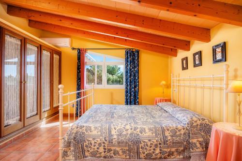 a bedroom with a bed and a window at Ses Oliveres en Port Verd in Son Servera