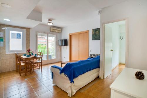 a living room with a bed and a table at Apartament Luisa in Lloret de Mar