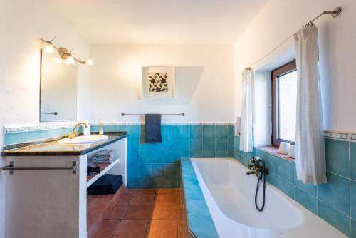 a bathroom with a tub and a sink at Finca Las Nuevas Casa Carmen in Alora