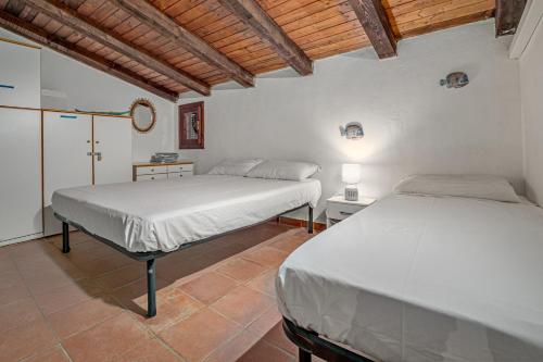 two beds in a room with two bedsvisor at Villetta i Gerani in San Teodoro