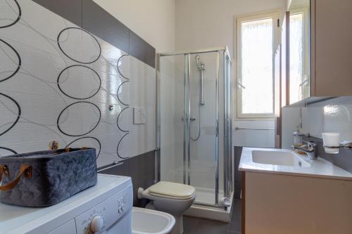 a bathroom with a toilet and a shower and a sink at Saija Apartment con piscina in Pozzallo