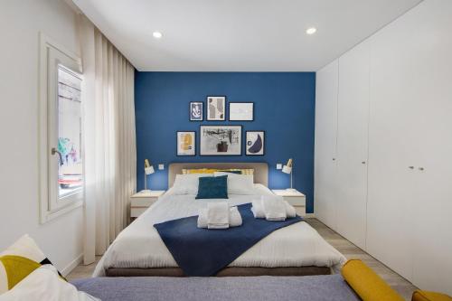a bedroom with blue walls and a large bed at Aveiro City Blue in Aveiro
