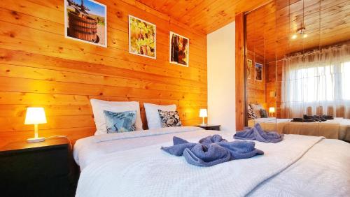a bedroom with a bed with towels on it at Albert Ranch House - Grande maison au calme - Parking in Ribeauvillé