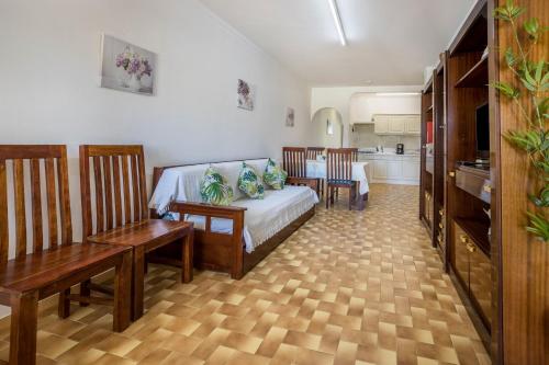 a living room with a bed and a kitchen at Villas Brites nº3 in Burgau