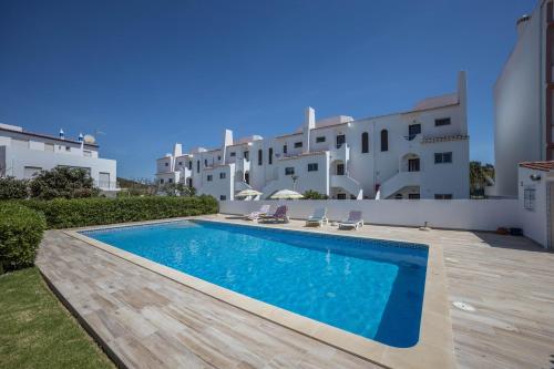 a swimming pool in the backyard of a villa at Villas Brites nº3 in Burgau