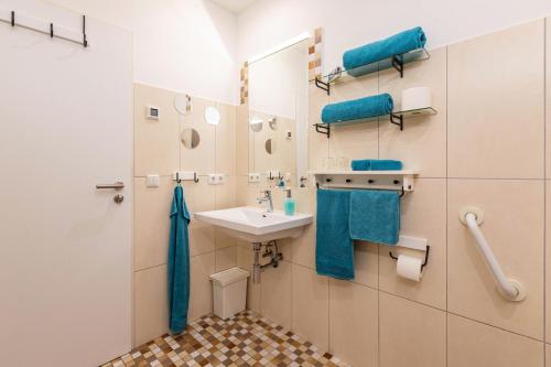 a bathroom with a sink and a mirror at Meerfamilie in Noer