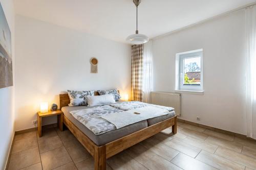 a bedroom with a bed and a window at Meerfamilie in Noer