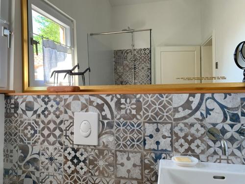 a bathroom with a mirror and a sink at Das Sommerhaus in Zülow
