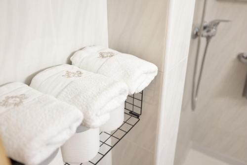 a group of towels on a rack in a bathroom at Playa Sol Vinaròs in Vinarós