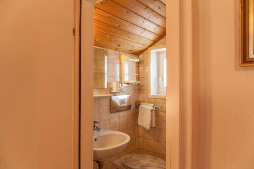 a small bathroom with a sink and a toilet at Ferienwohnung Lengdobler - Burgi in Bad Kohlgrub