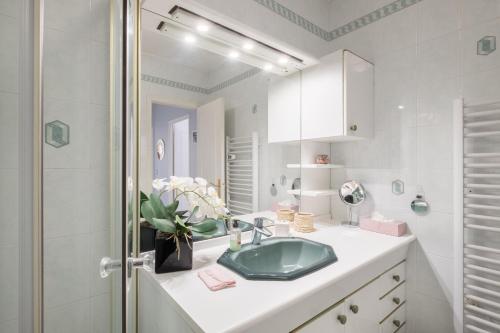 ein Badezimmer mit einem grünen Waschbecken und einer Dusche in der Unterkunft Le Monfleury in Villeneuve-Loubet